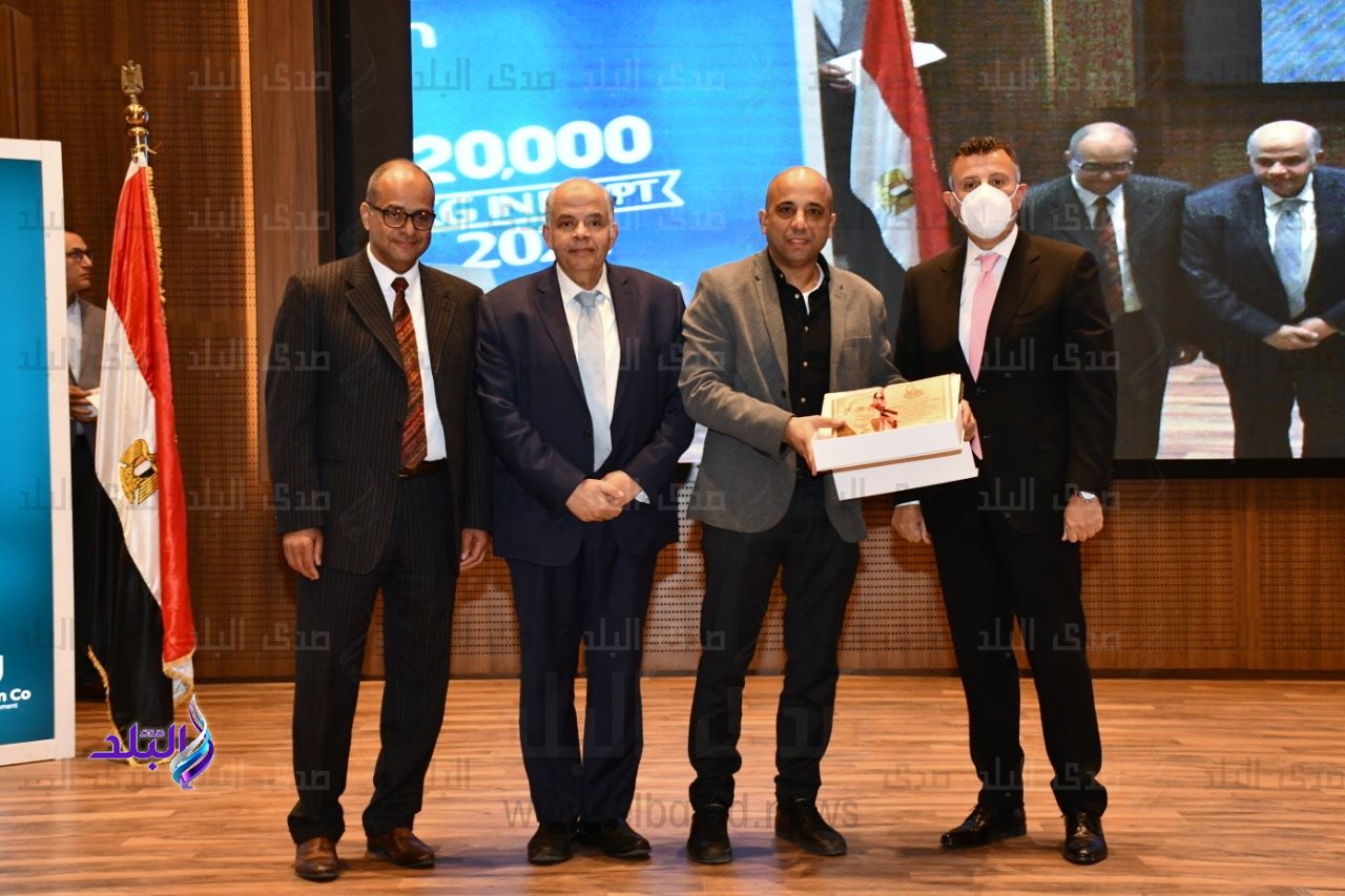 طب عين شمس يكرم رئيس الجامعة ونائبه للدراسات العليا ودفعة 1985