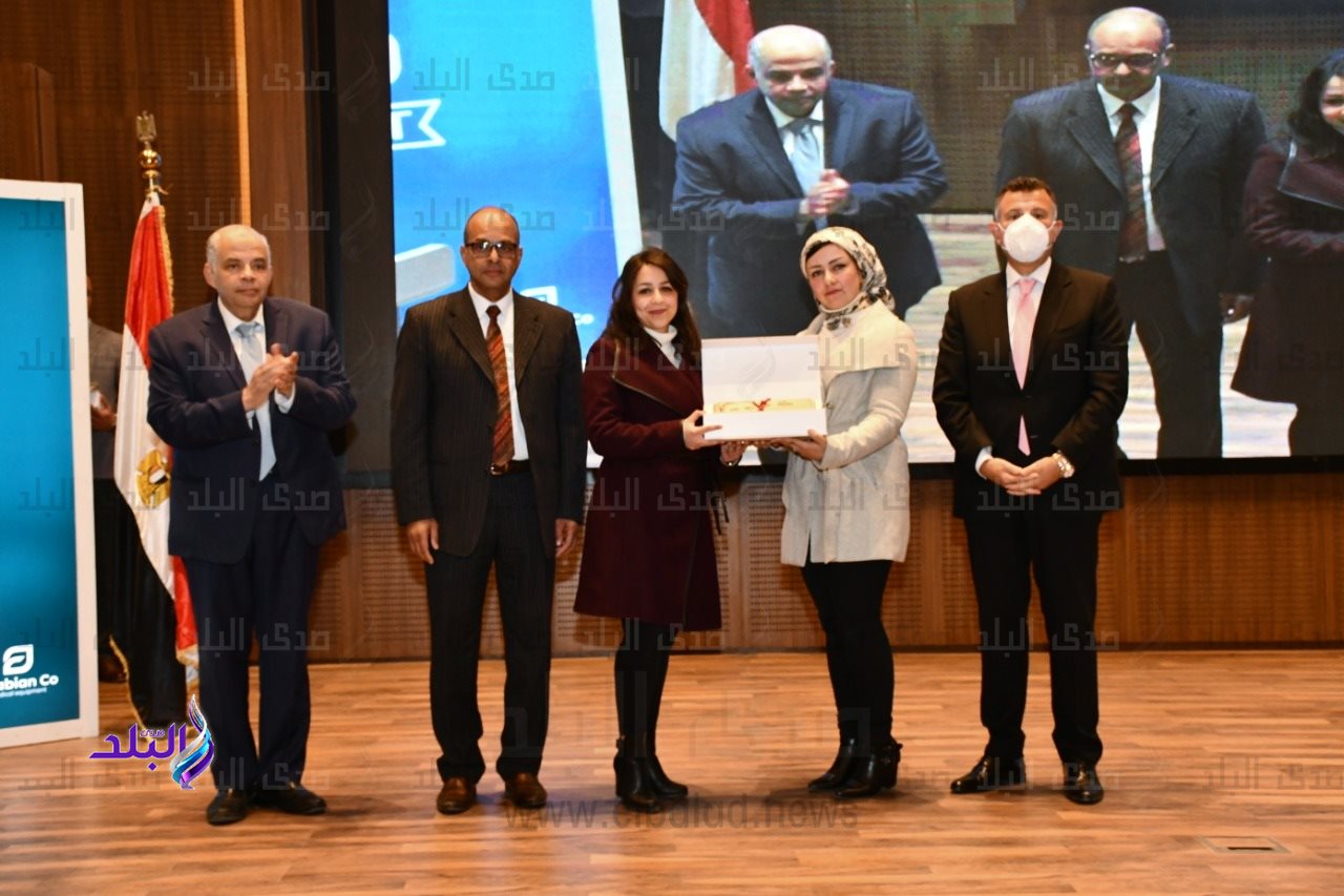 طب عين شمس يكرم رئيس الجامعة ونائبه للدراسات العليا ودفعة 1985