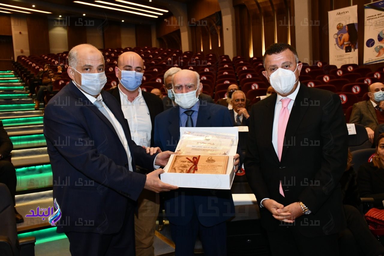 طب عين شمس يكرم رئيس الجامعة ونائبه للدراسات العليا ودفعة 1985
