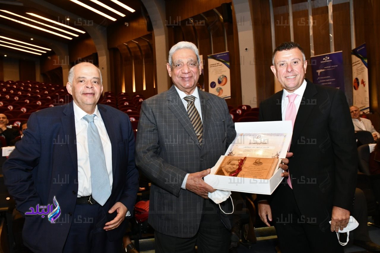 طب عين شمس يكرم رئيس الجامعة ونائبه للدراسات العليا ودفعة 1985