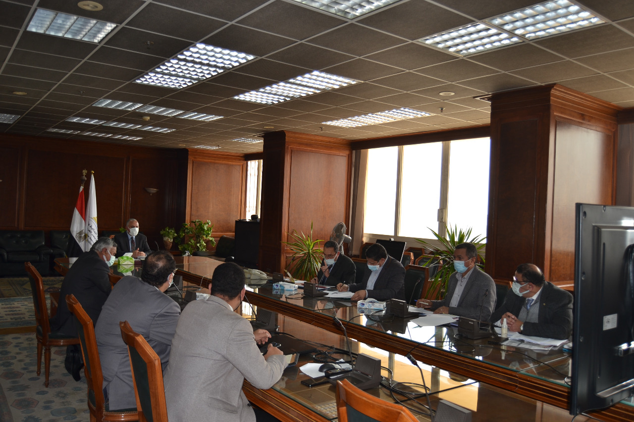 اجتماع وزير الرى مع القيادات