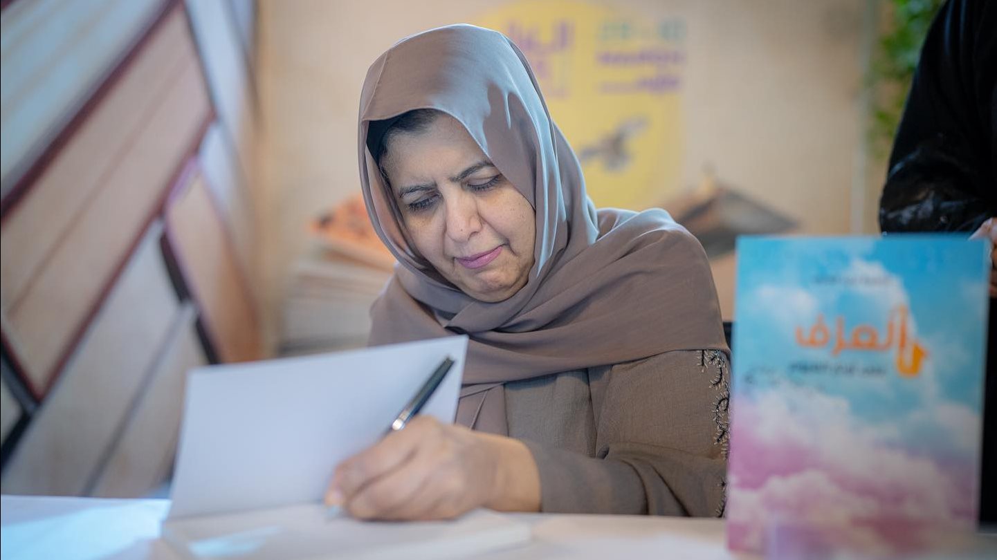 الكاتبة فاطمة السري توقع كتابها في مهرجان أيام الشارقة