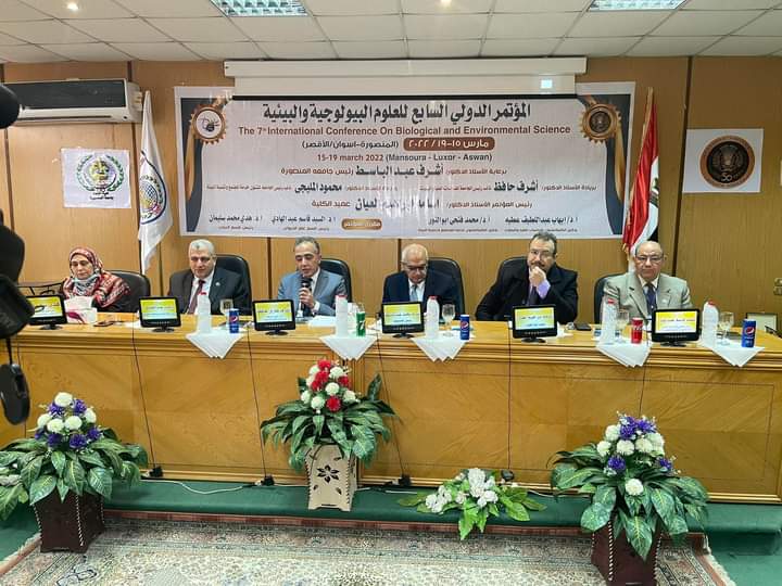 رئيس الجامعة خلال المؤتمر