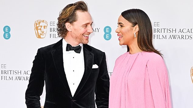 توم هيدلستون وخطيبته 