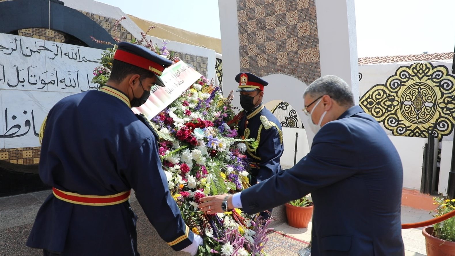 محافظ المنيا خلال الاحتفال بالعيد القومي 