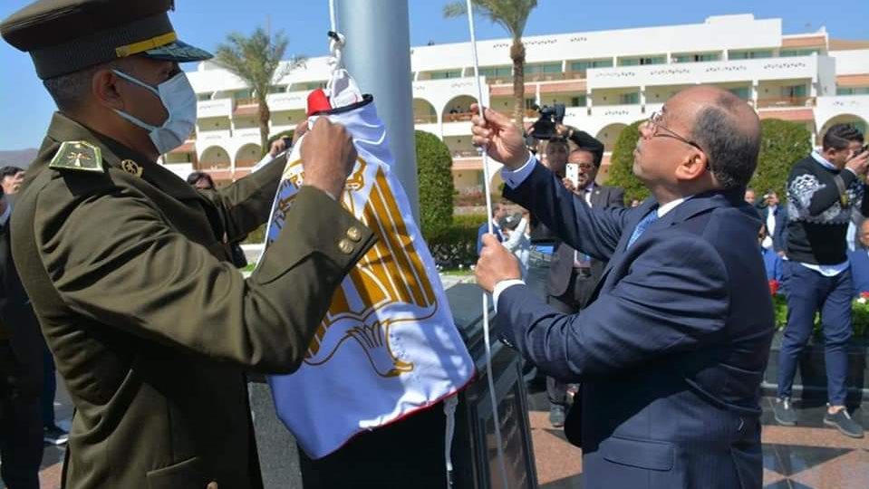 شعراوي  يرفع العلم  