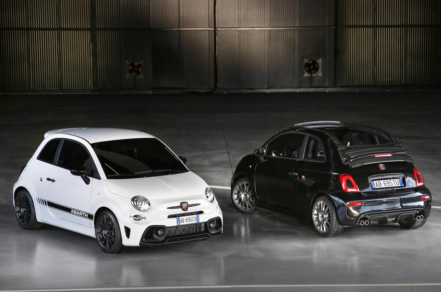 مجموعة Abarth 595 و 695 تحصل على تحديثات جديدة لعام 2022
