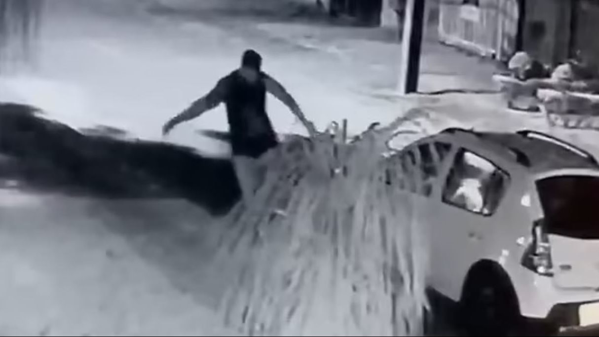 رجل يضبط زوجته تخونه