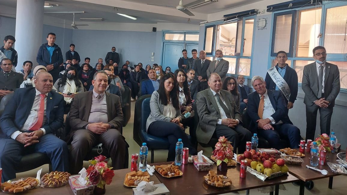 وزيرة التعاون الدولي بمدرسة المتفوقين بأسيوط 