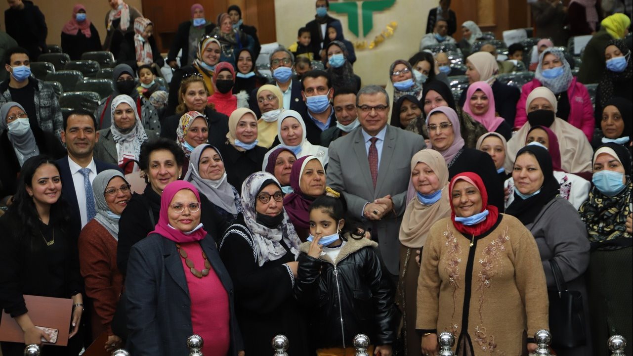 صورة جماعية مع الامهات المثاليات بالقوي العاملة 