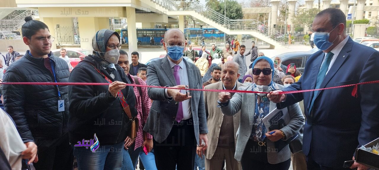 عميد تجارة عين شمس يفتتح معرض سوق الخير بالكلية