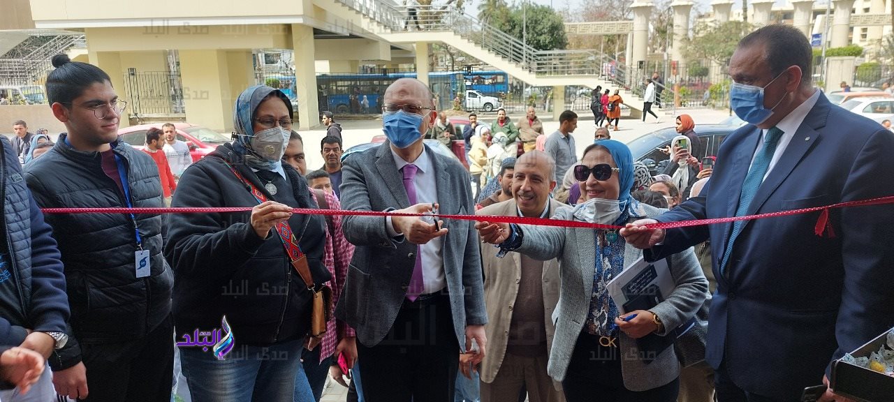 عميد تجارة عين شمس يفتتح معرض سوق الخير بالكلية