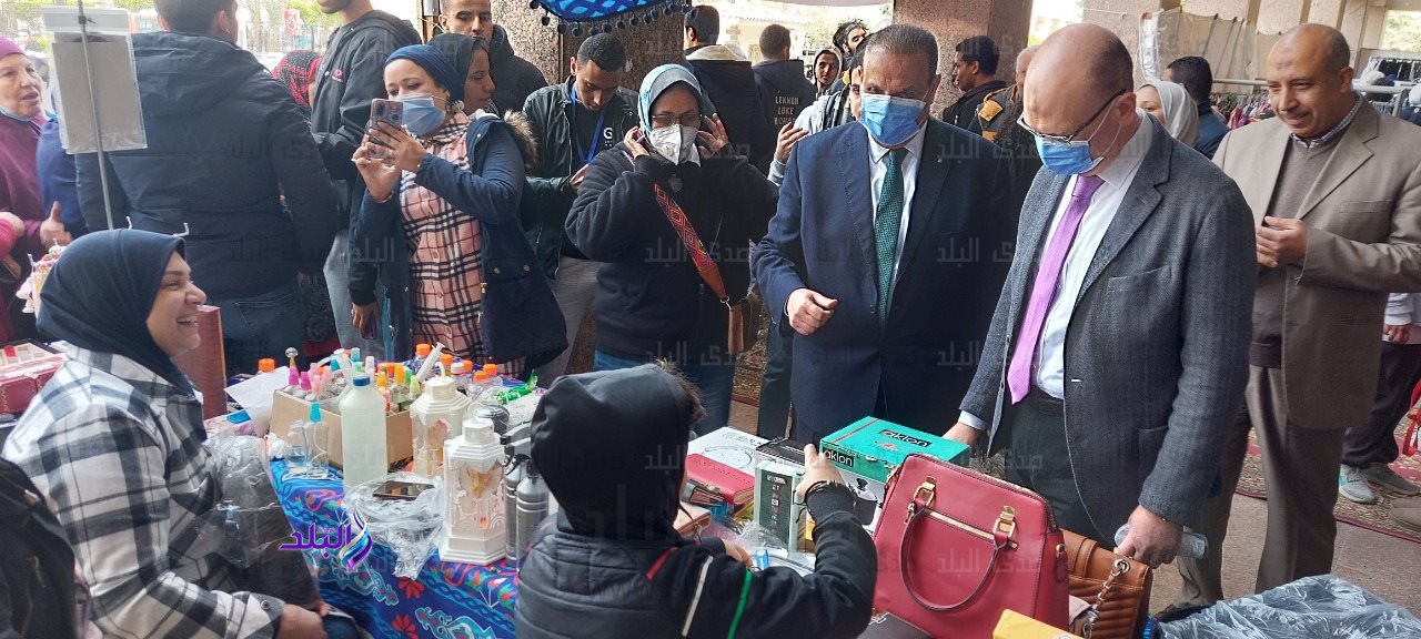 عميد تجارة عين شمس يفتتح معرض سوق الخير بالكلية