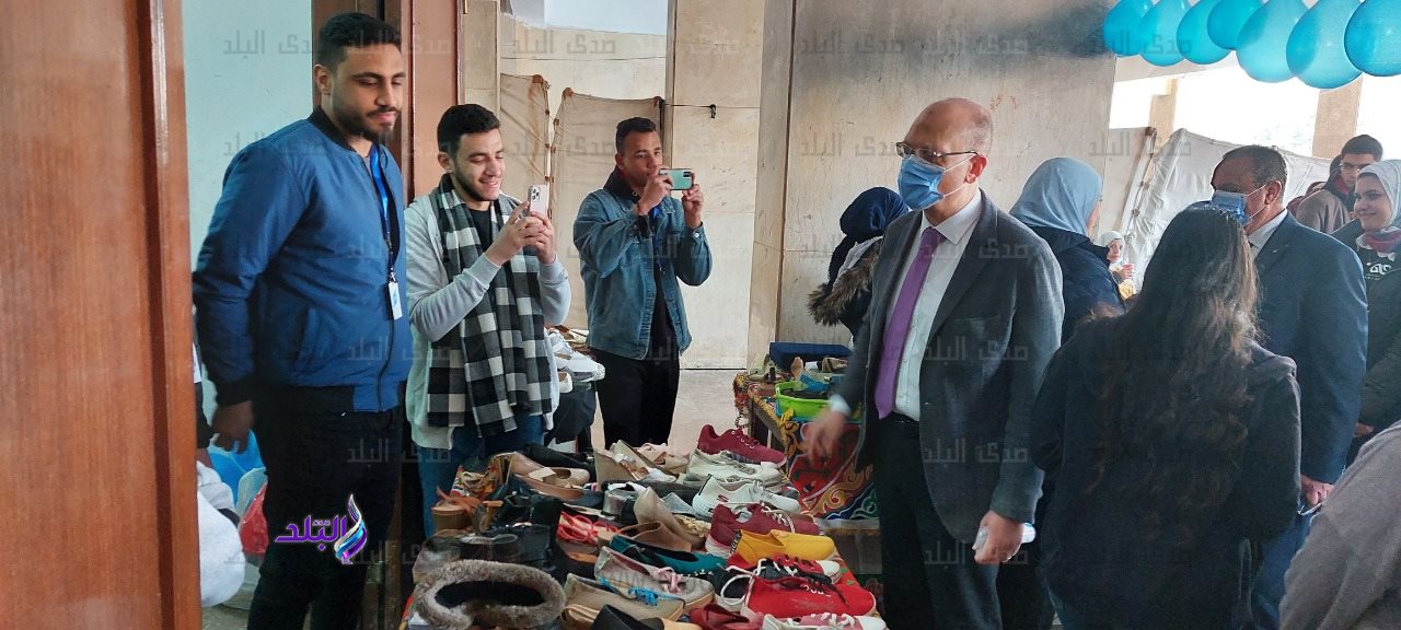 عميد تجارة عين شمس يفتتح معرض سوق الخير بالكلية