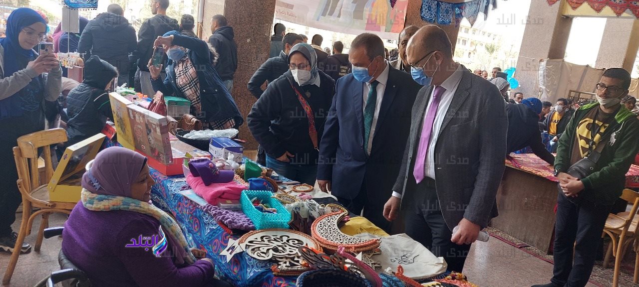 عميد تجارة عين شمس يفتتح معرض سوق الخير بالكلية