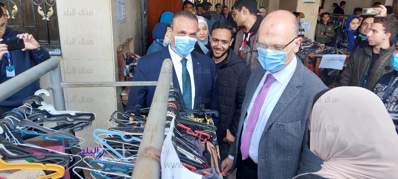 عميد تجارة عين شمس يفتتح معرض سوق الخير بالكلية