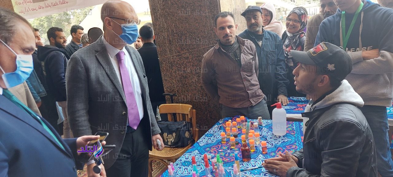 عميد تجارة عين شمس يفتتح معرض سوق الخير بالكلية