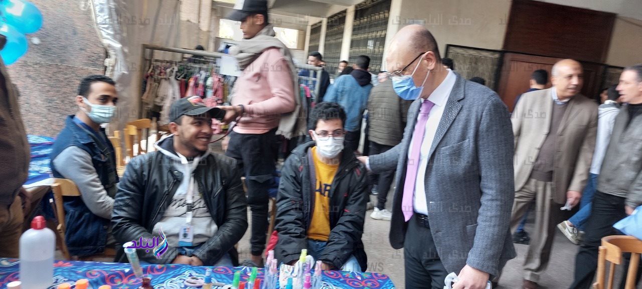 عميد تجارة عين شمس يفتتح معرض سوق الخير بالكلية