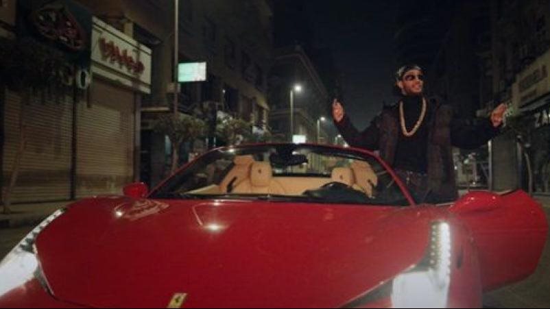 على انغام مافيا .. محمد رمضان يظهر بصحبة احد وحوش فيراري 