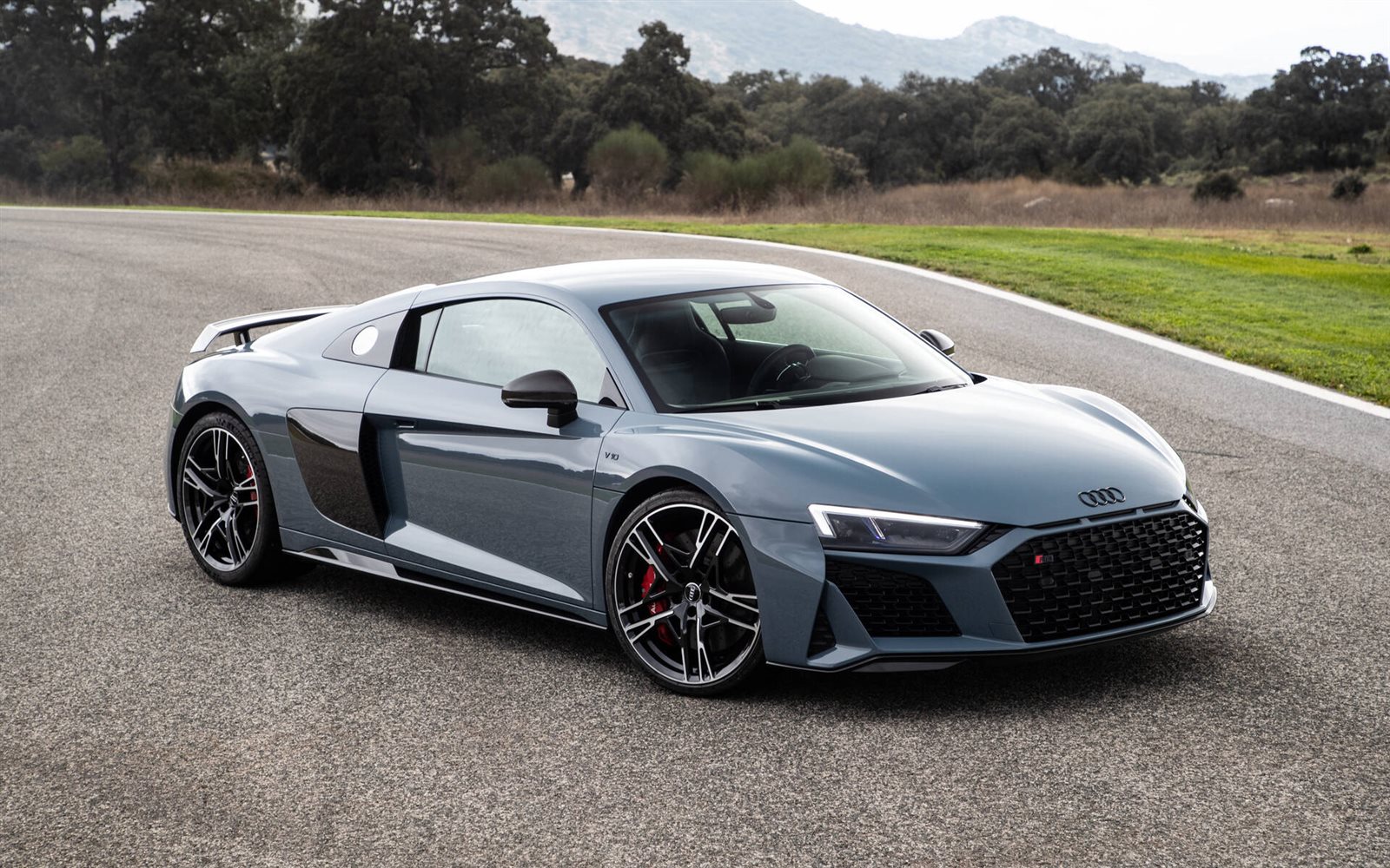 سيارة Audi R8 تتعرض لحادث تحطم اثناء سباق تسارع