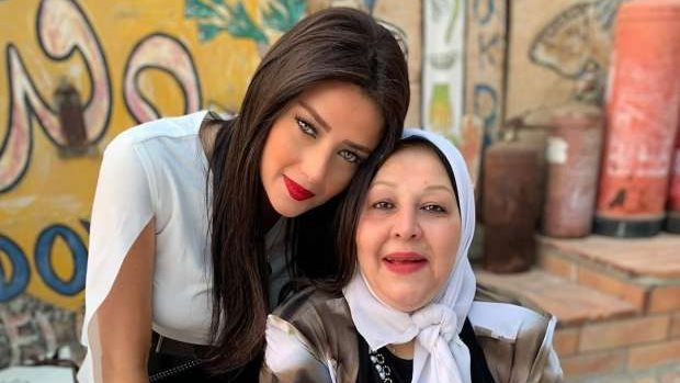 رضوي الشربيني بصحبه والدتها