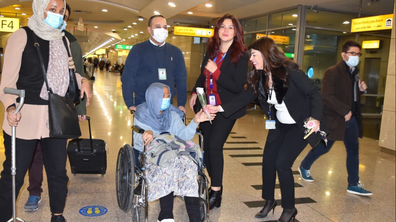 مصر للطيران تحتفل مع المسافرين في المطار بعيد الأم