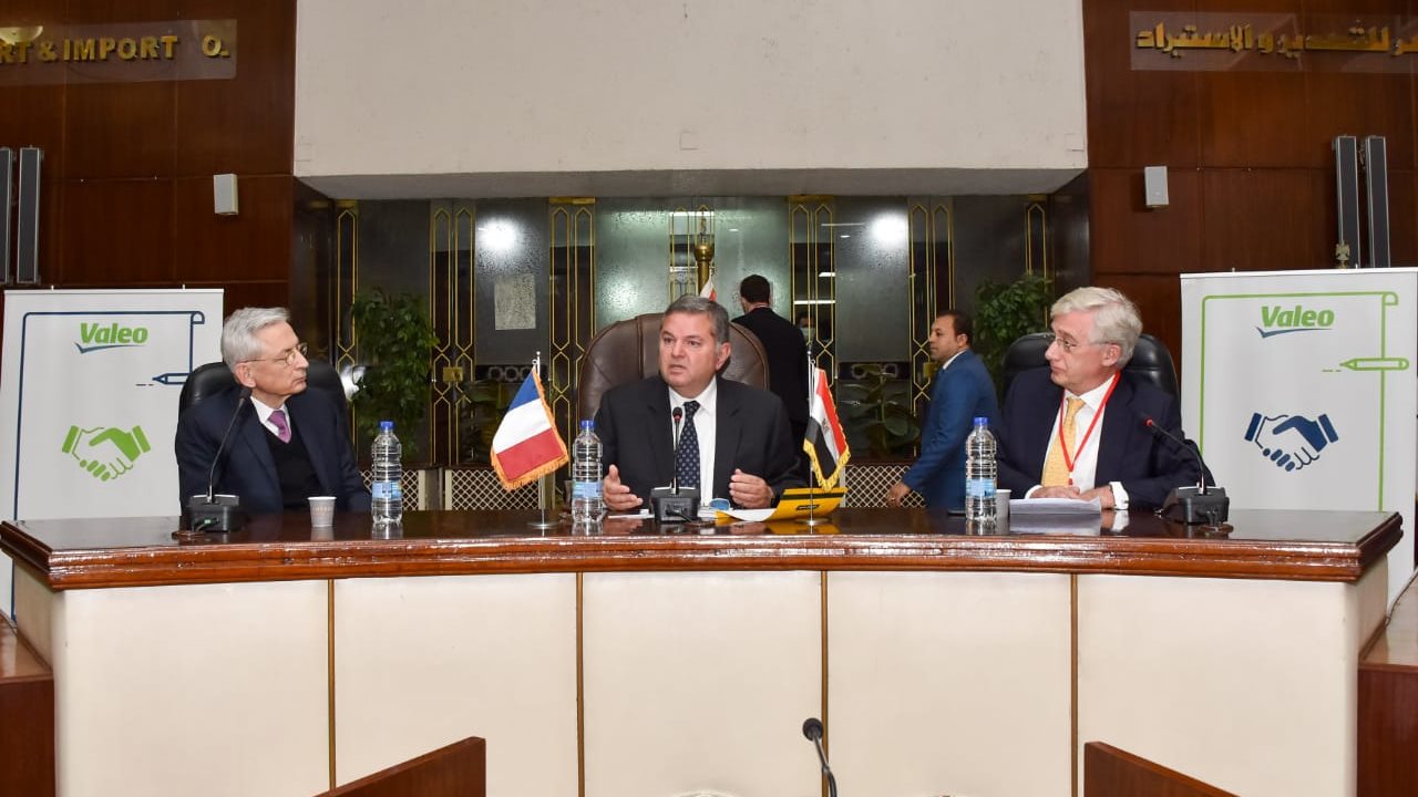 وزير قطاع الأعمال العام مع وفد جمعية أرباب الأعمال الفرنسية 