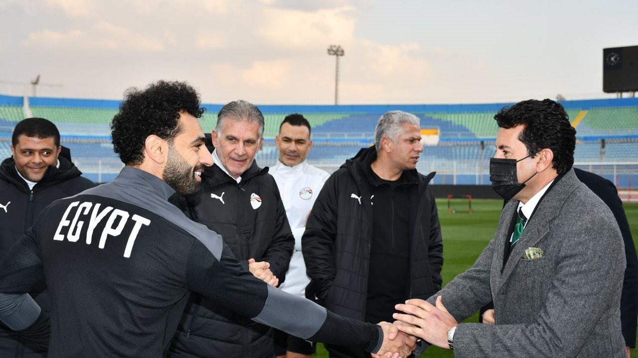 وزير الرياضة فى مران المنتخب 