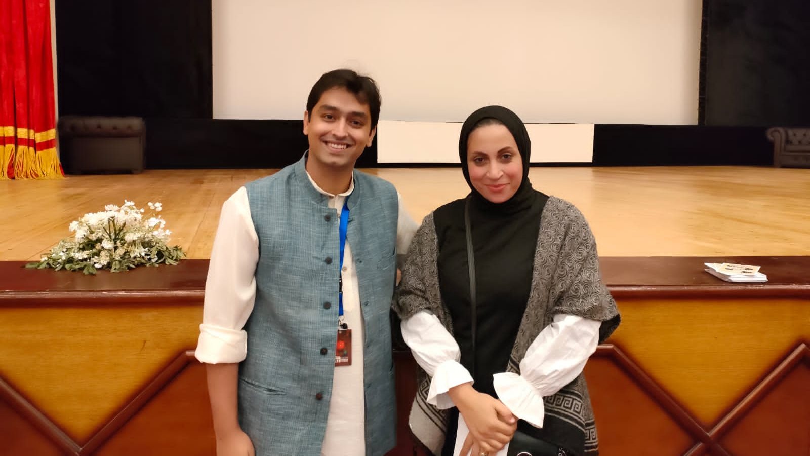 المخرج "سامارث ماهاجان" مع الزميلة انجي هيبة 