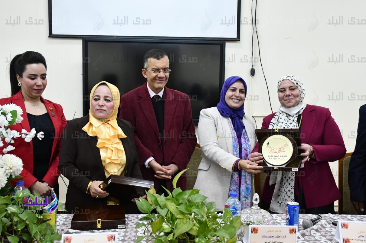 وحدة دعم المراة ومناهضة العنف تحتفل بعيد الأم بتربية عين شمس 