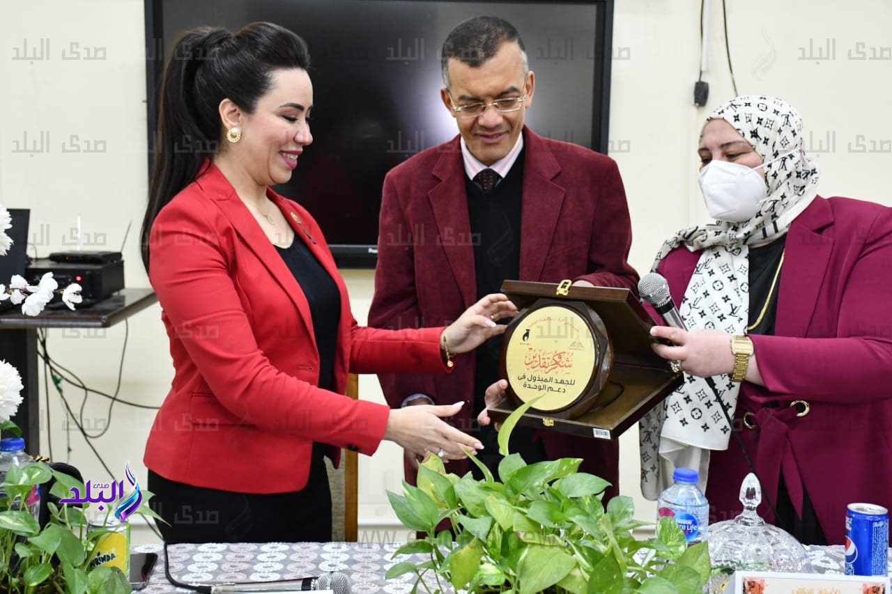 وحدة دعم المراة ومناهضة العنف تحتفل بعيد الأم بتربية عين شمس 