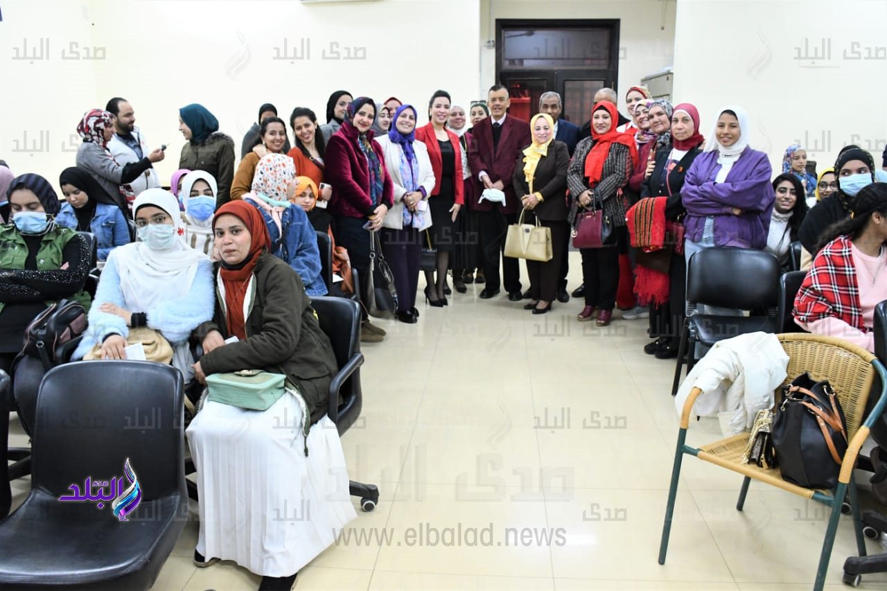 وحدة دعم المراة ومناهضة العنف تحتفل بعيد الأم بتربية عين شمس 