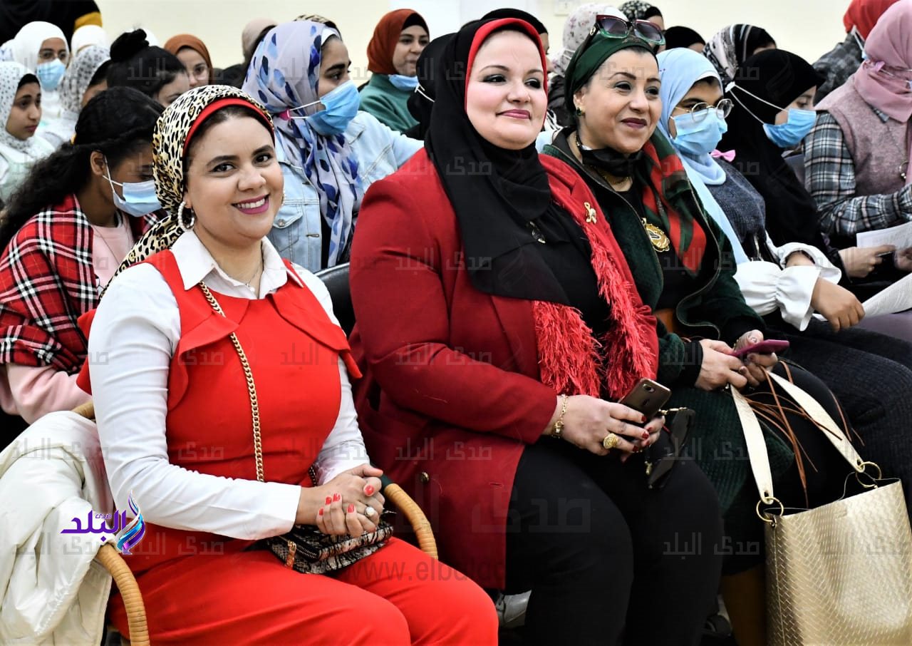وحدة دعم المراة ومناهضة العنف تحتفل بعيد الأم بتربية عين شمس 