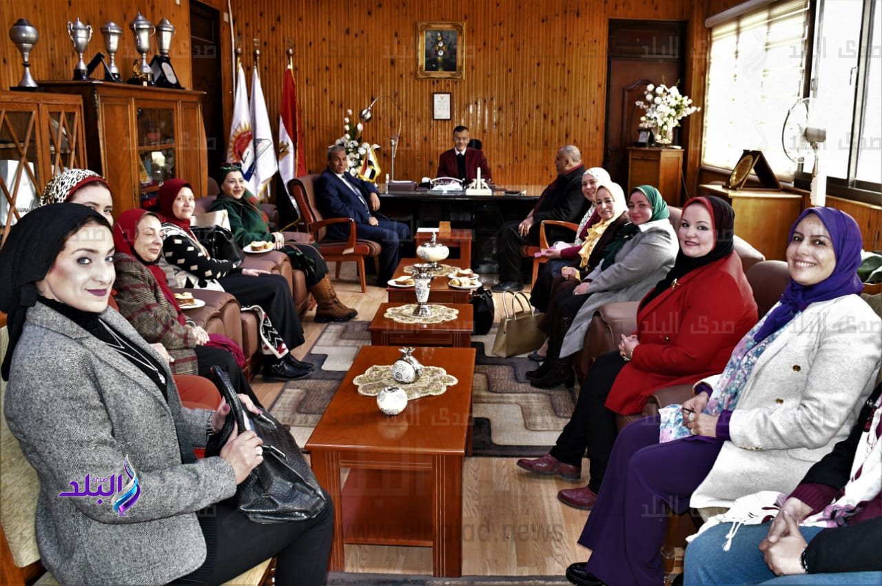 وحدة دعم المراة ومناهضة العنف تحتفل بعيد الأم بتربية عين شمس 