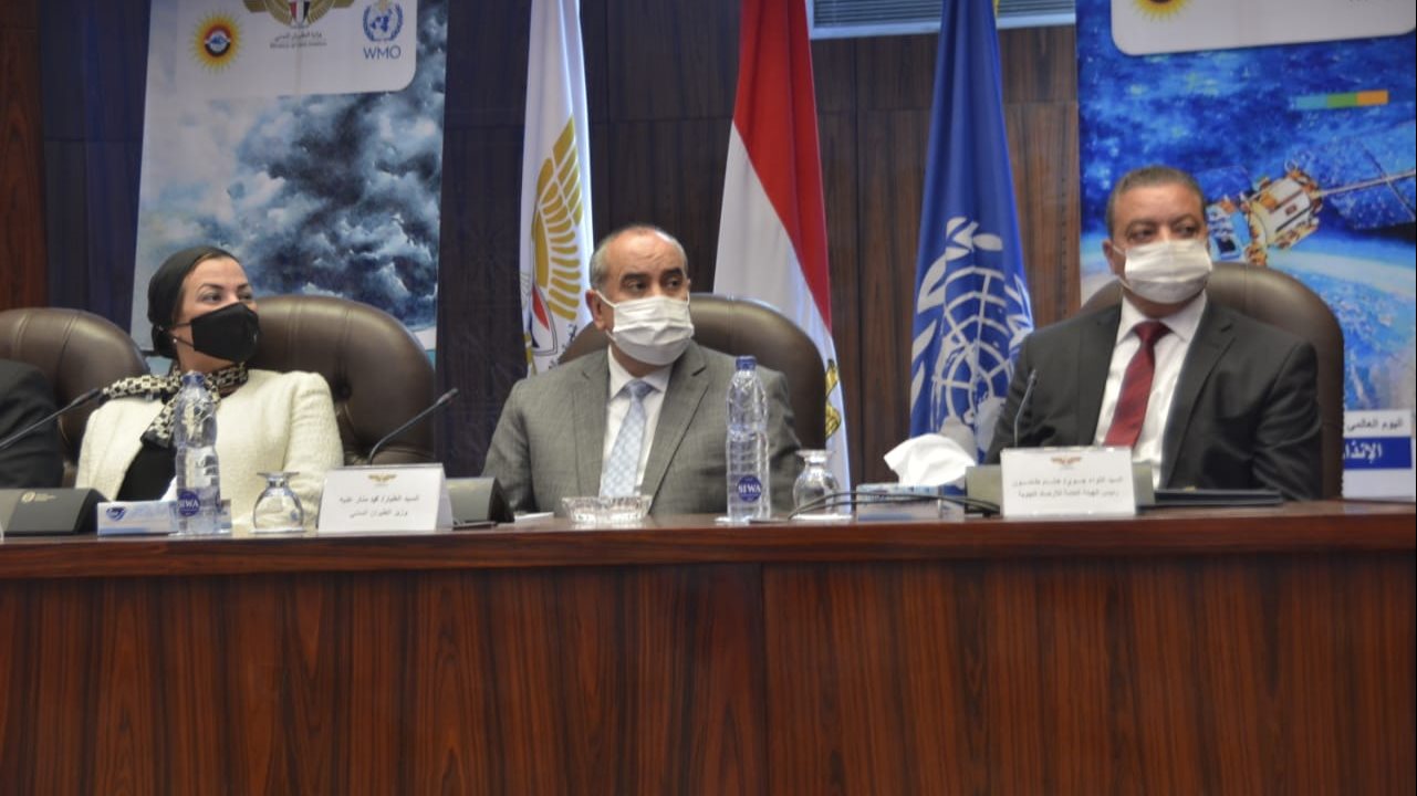 الطيار محمد منار عنبة وزير الطيران المدني