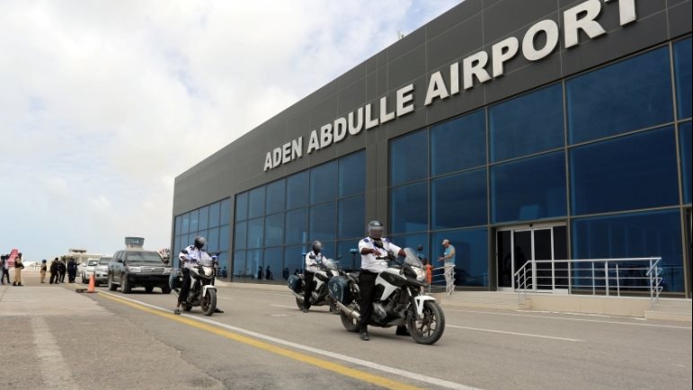 اطلاق نار بمطار مقديشو يتسبب في وقف الرحلات.
