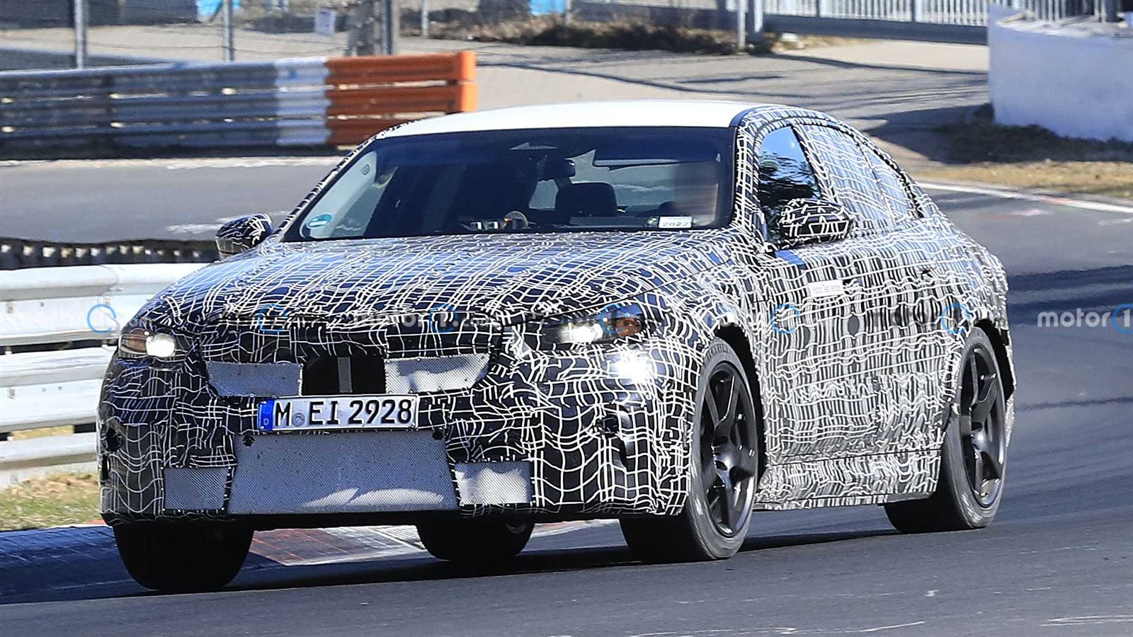 لقطات تجسسية ترصد BMW M5 موديل 2024 اثناء اختبارها