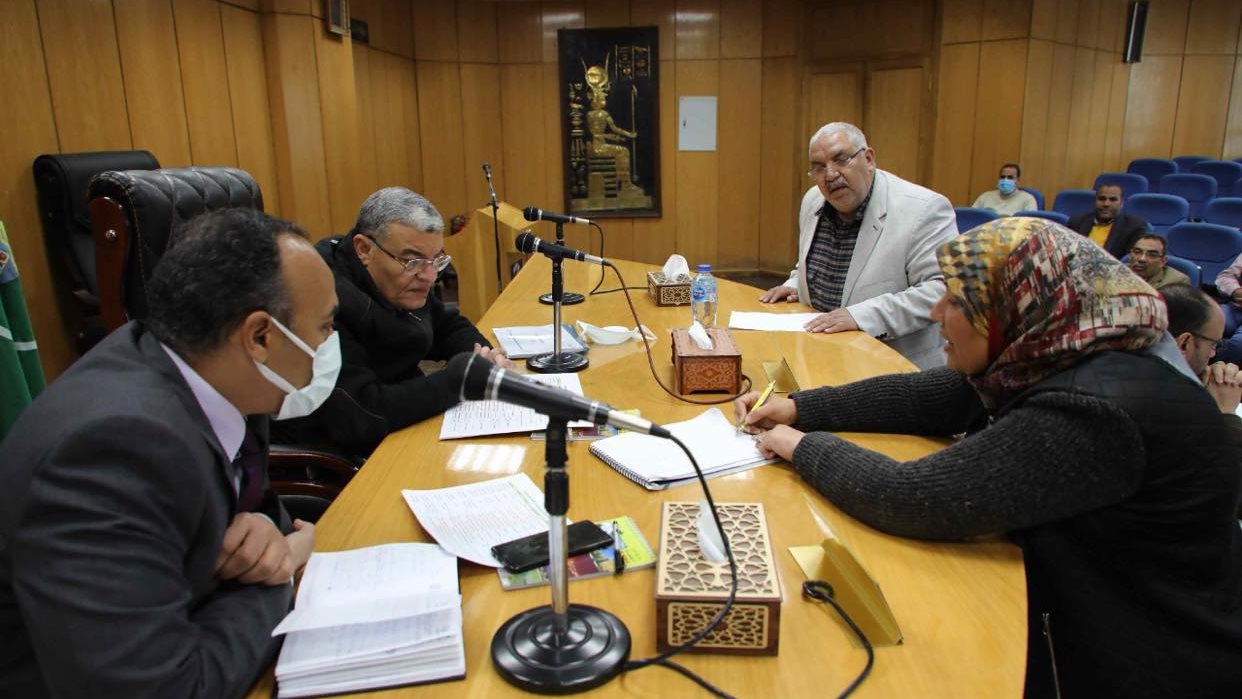 محافظ المنيا خلال اجتماع حياة كريمة 