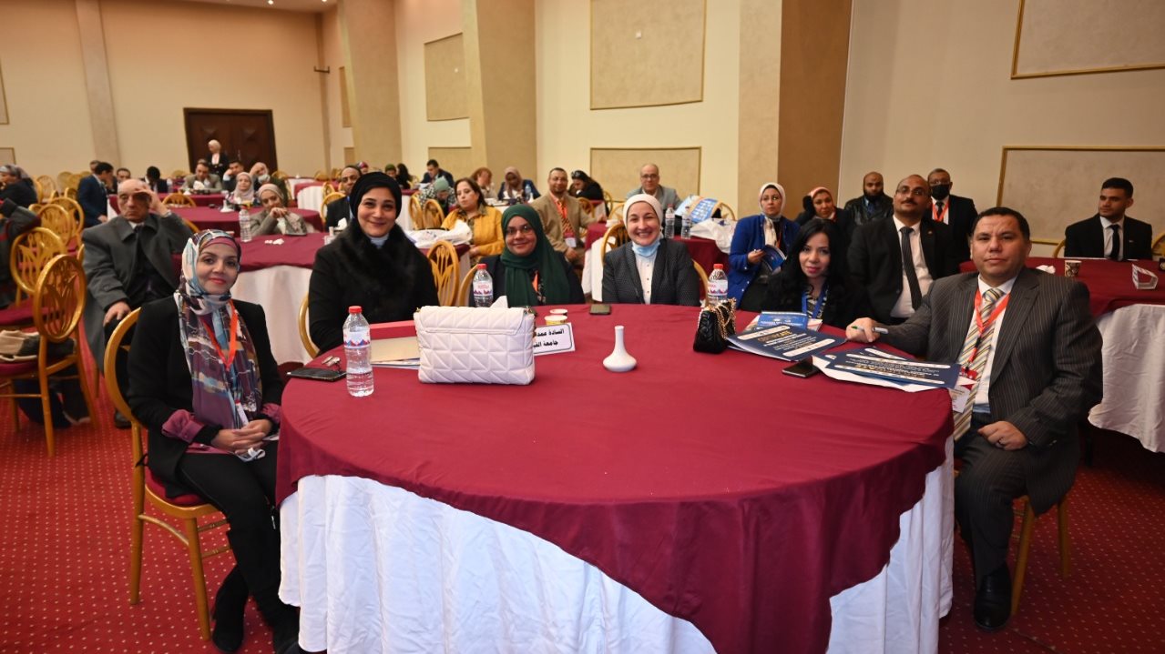 أثناء انعقاد ندوات المؤتمر