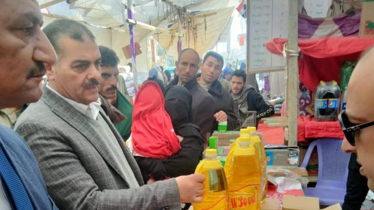 السكرتير العام للمحافظة أثناء تفقد معرض أهلا رمضان