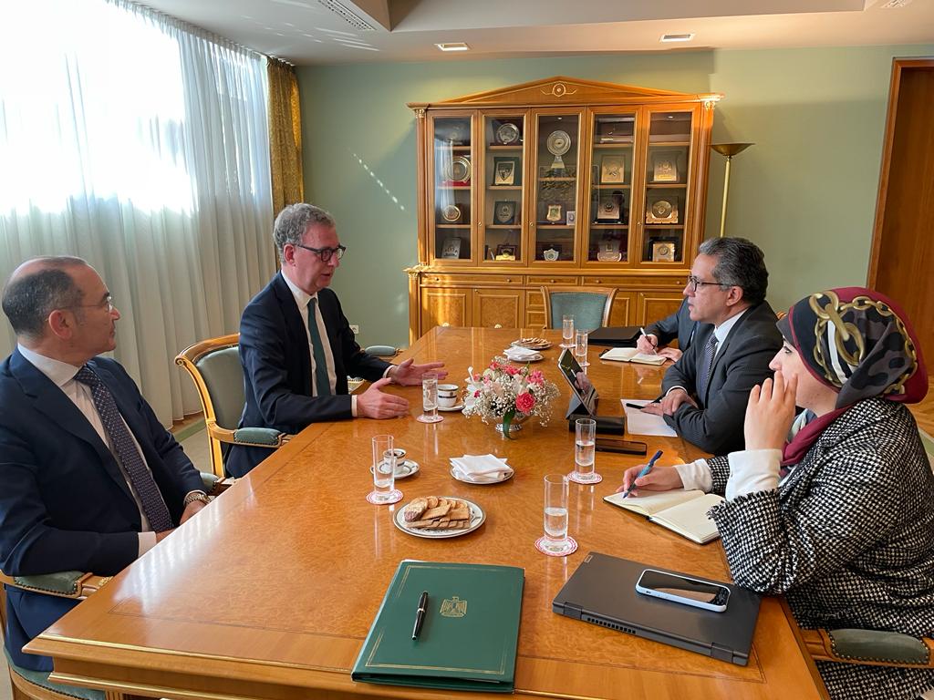 وزير السياحة والآثار 