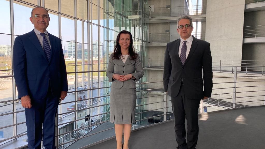 وزير السياحة والآثار 