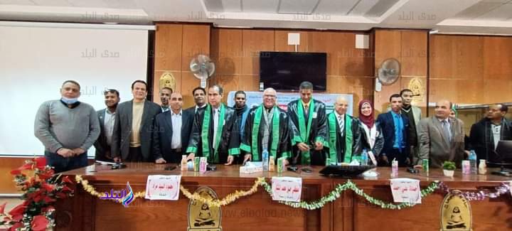 أثناء مناقشة الرسالة في سوهاج