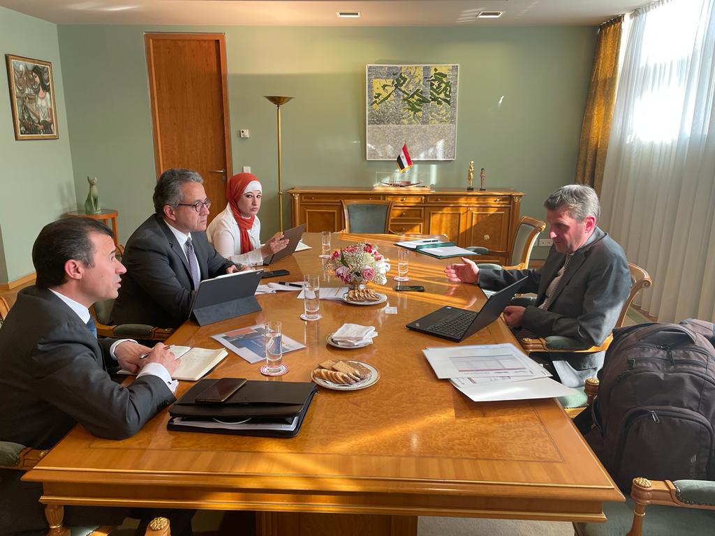 وزير السياحة والآثار 