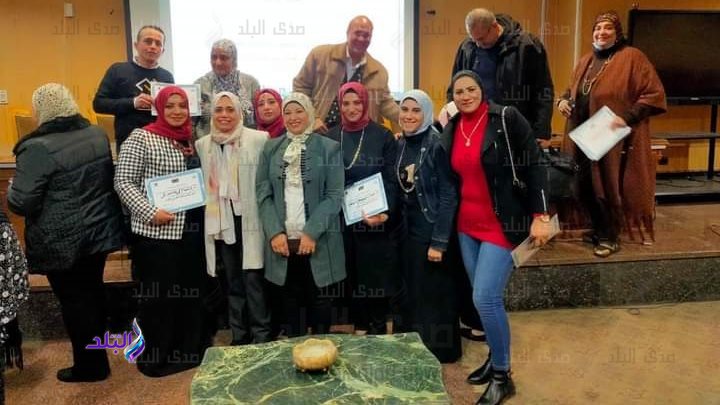 ألسن عين شمس تحتفل بعيد الأم وتكرم جهازها الإداري