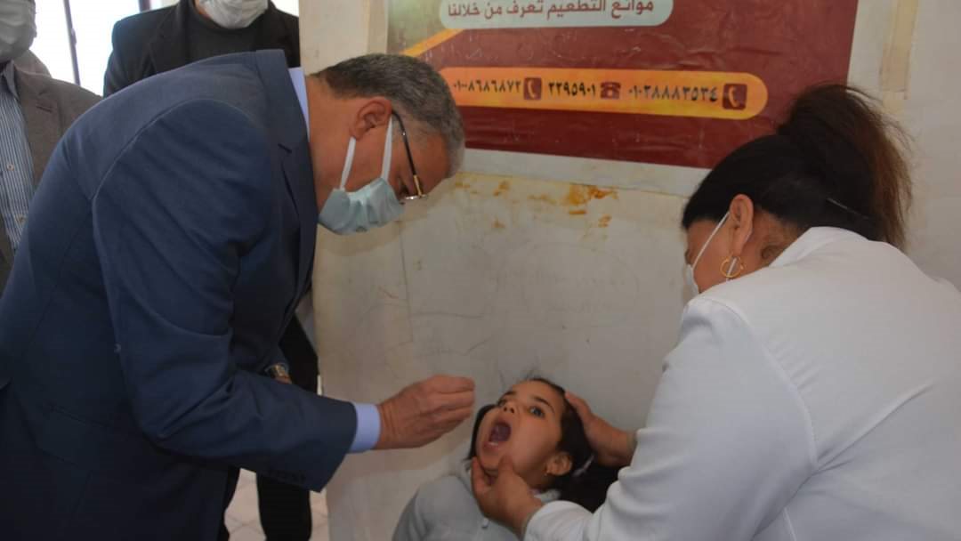 محافظ المنيا يطعم طفله خلال الحمله