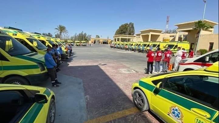 سيارات الإسعاف مستعدة لنقل المصابين