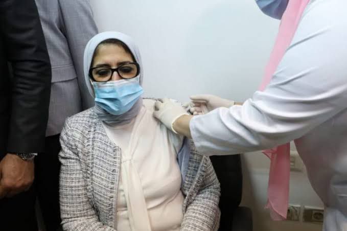 وزيرة الصحة أثناء تلقي اللقاح