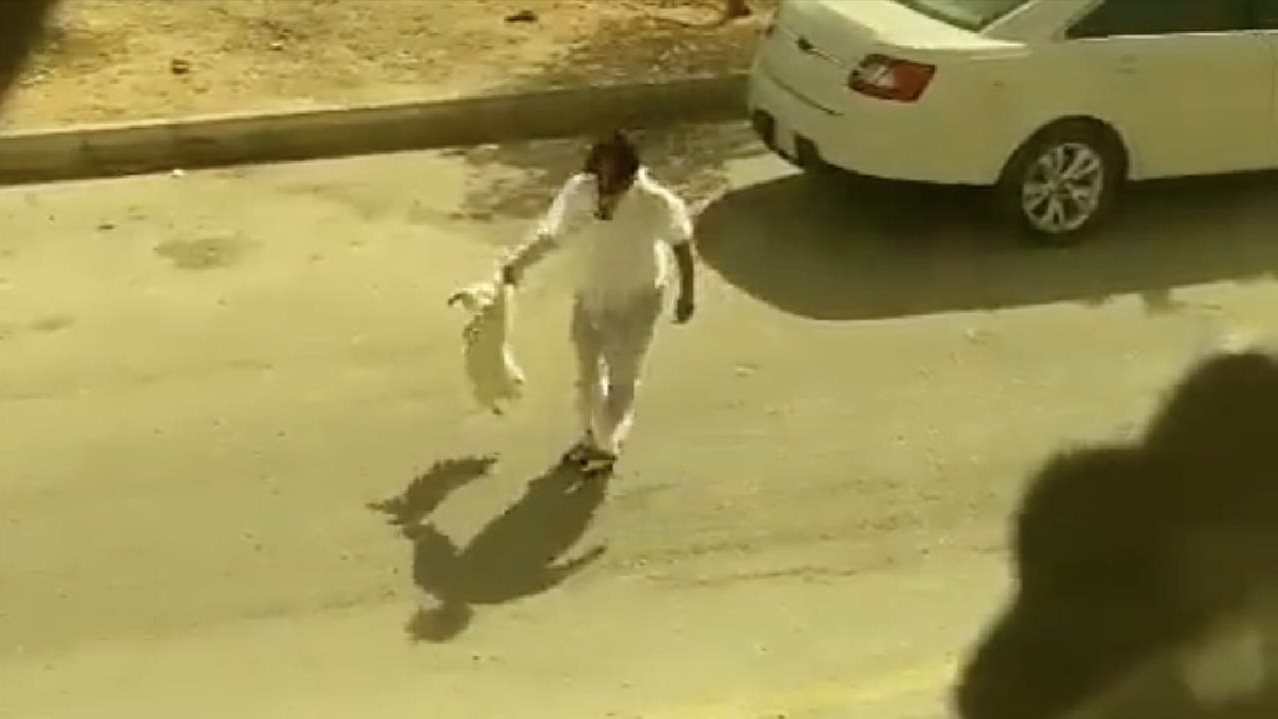 بعد مطالب بمحاسبته.. القبض على معذب الكلب في الرياض
