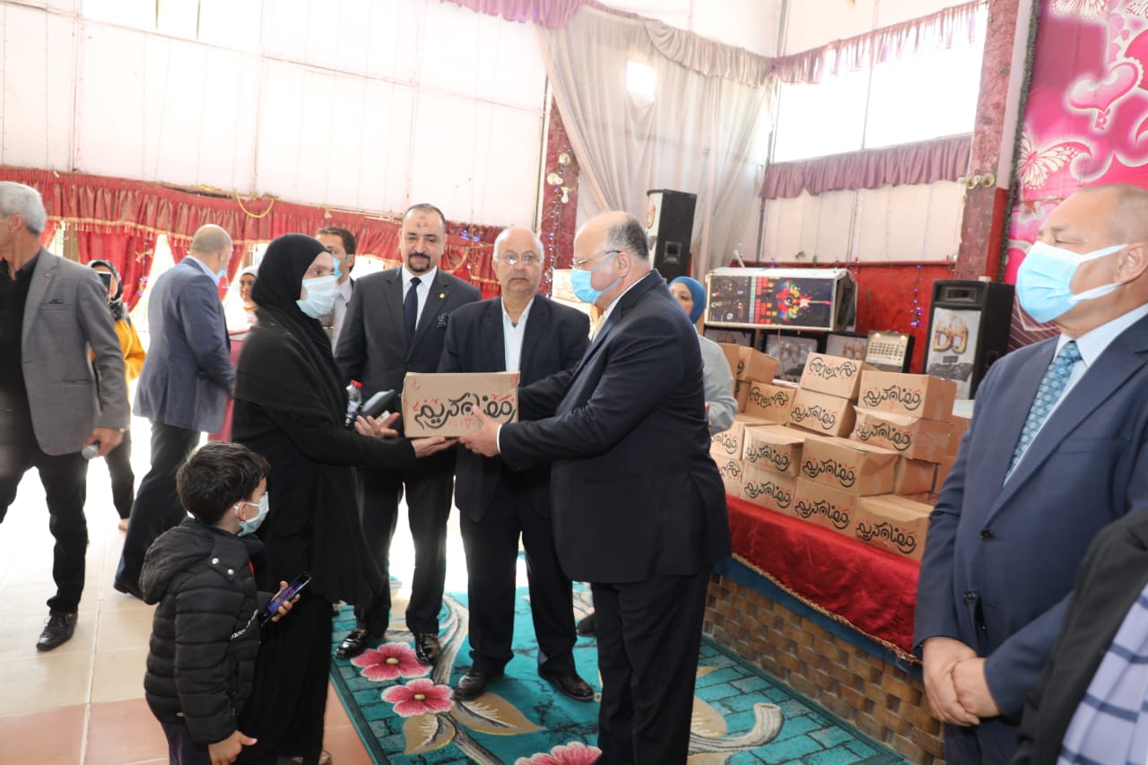 محافظ القاهرة يوزع الكراتين